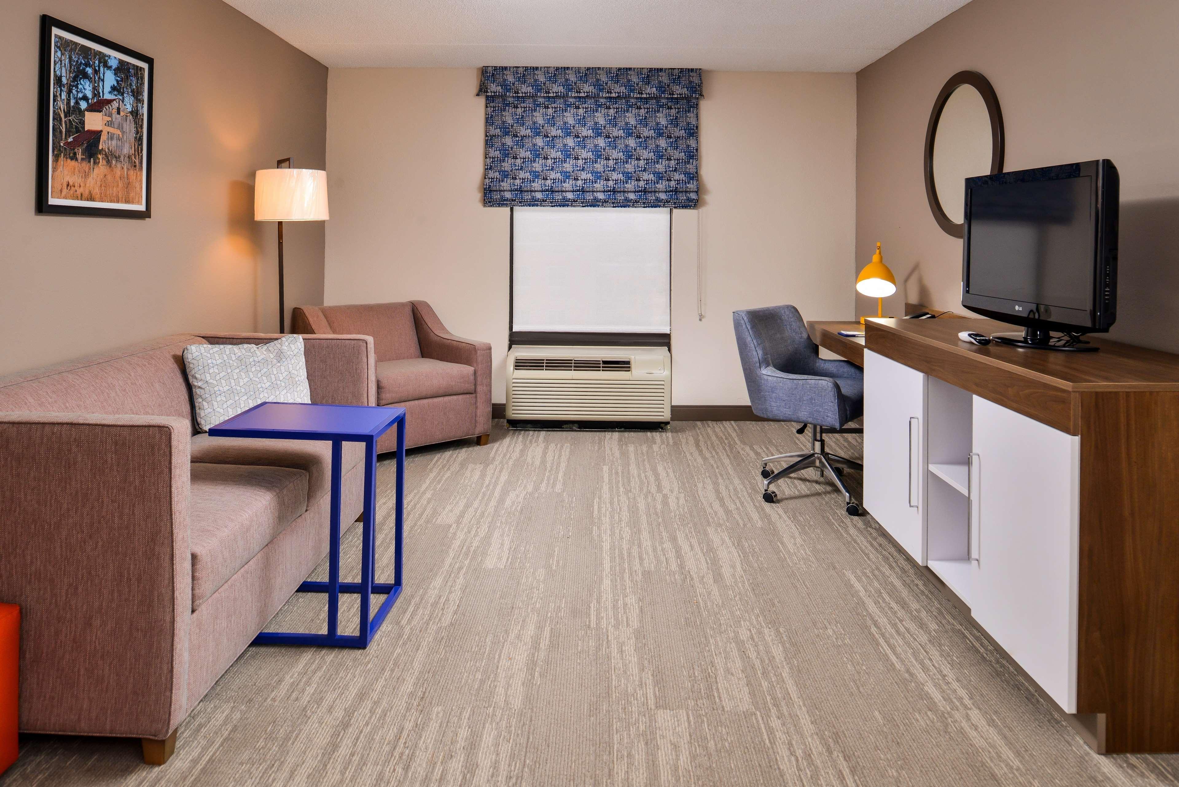 Hampton Inn Emporia Exterior photo