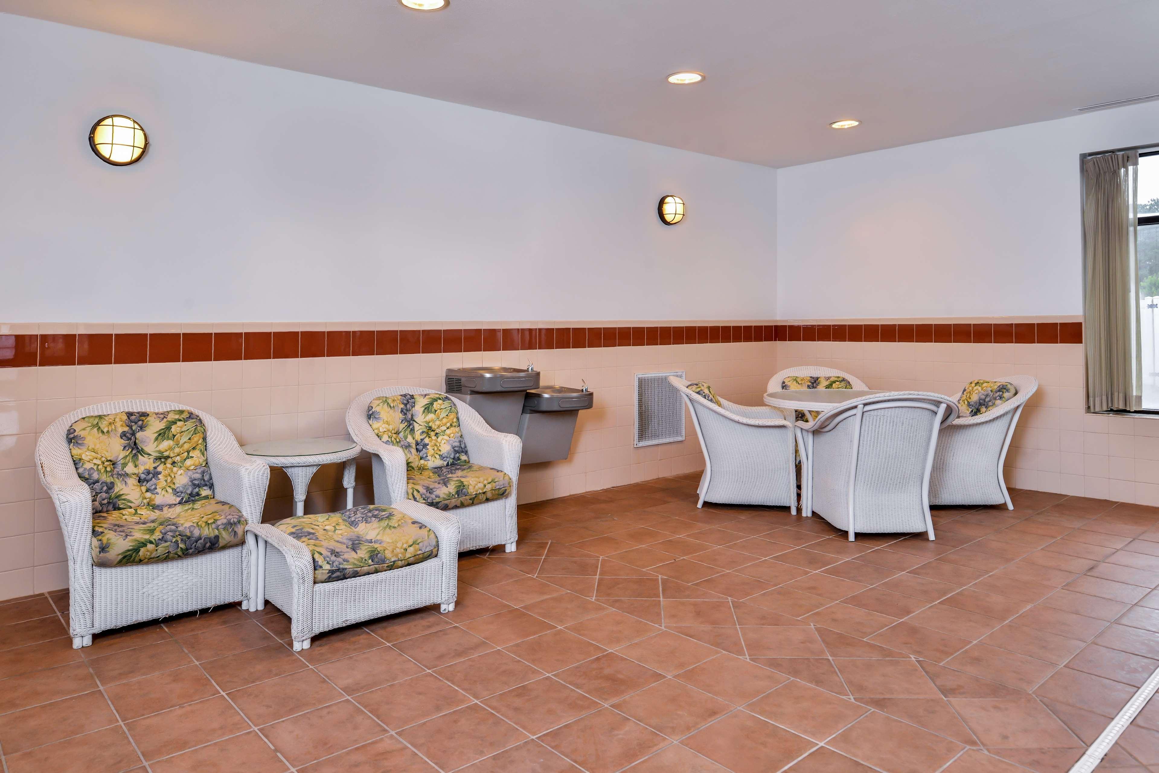 Hampton Inn Emporia Exterior photo