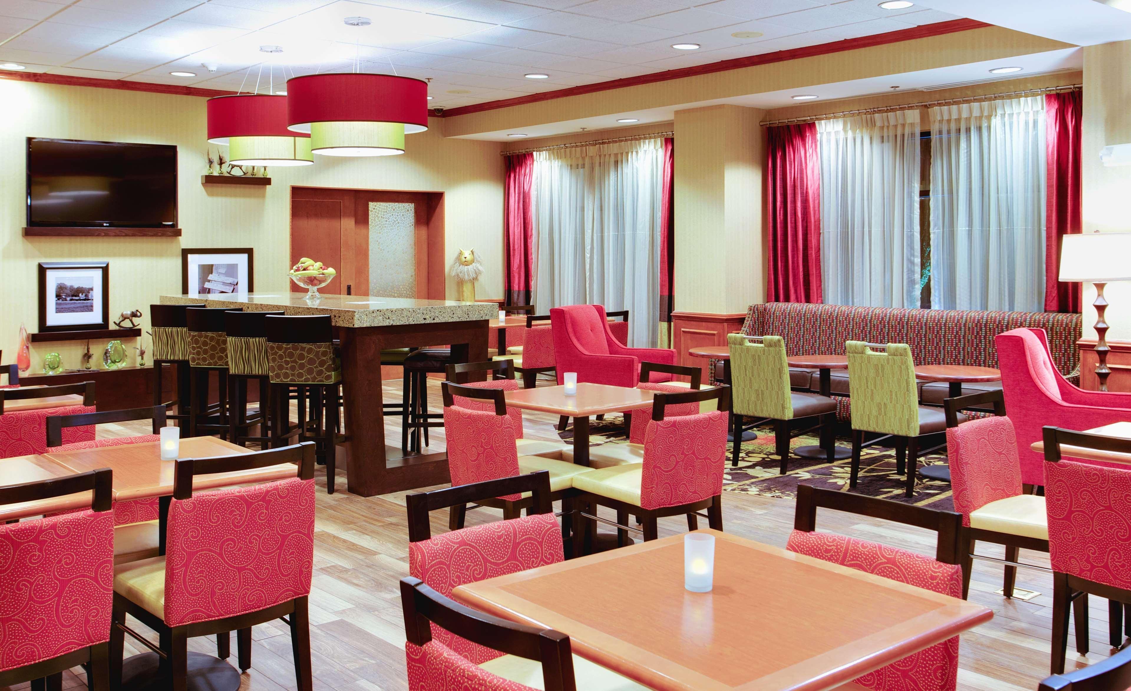 Hampton Inn Emporia Exterior photo