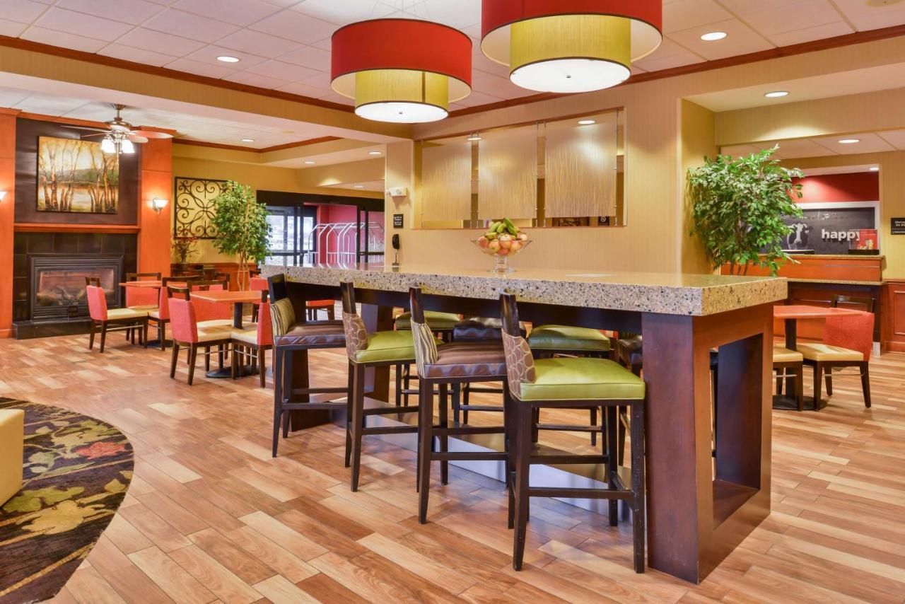 Hampton Inn Emporia Exterior photo
