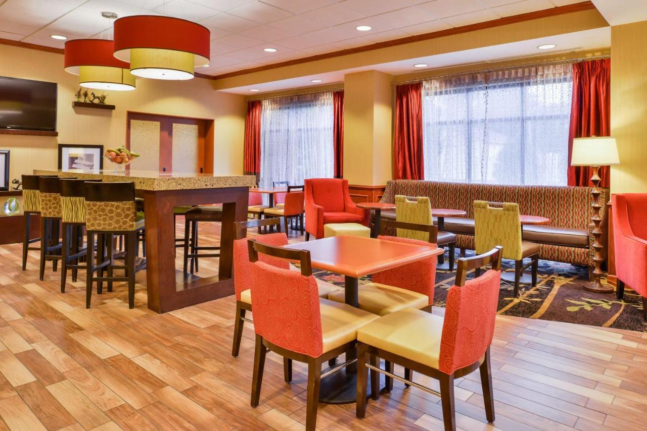 Hampton Inn Emporia Exterior photo